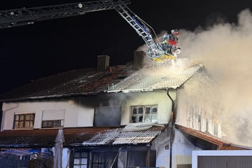 "Klack, klack, klack" - Haus geht nach Geräusch in Flammen auf: Retter finden Leiche