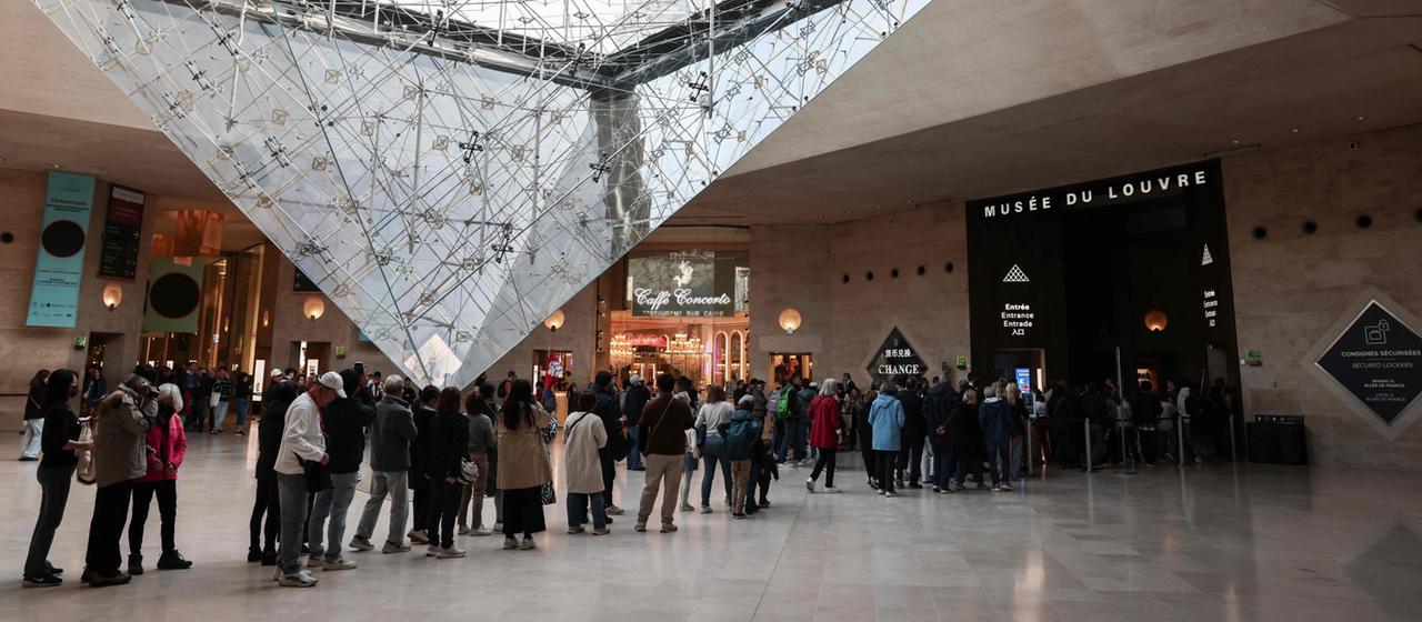 Besucher stehen am Eingang des Louvre-Museums an. | AFP Besucher stehen am Eingang des Louvre-Museums an.