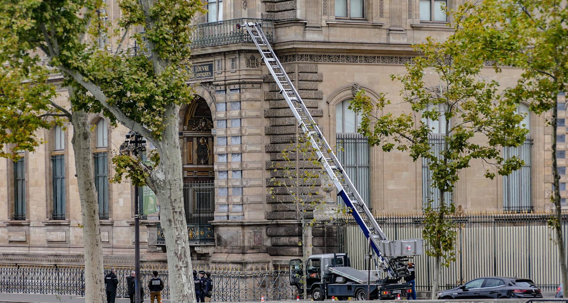 Eine auf einen Lkw montierte Leiter führt auf einen Balkon des Louvre