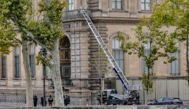 Eine auf einen Lkw montierte Leiter führt auf einen Balkon des Louvre