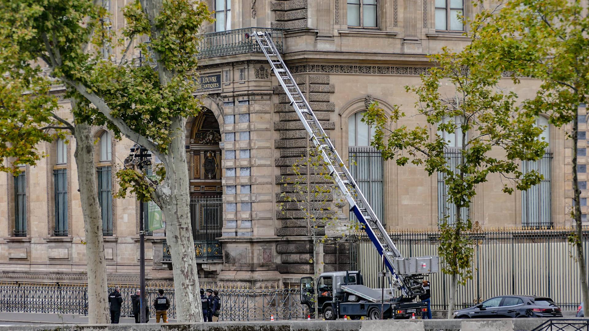 Eine auf einen Lkw montierte Leiter führt auf einen Balkon des Louvre