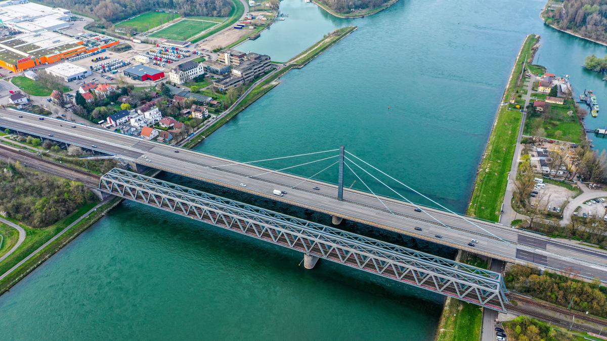 Von Karlsruhe nach Rheinland-Pfalz zwei Fahrspuren gesperrt