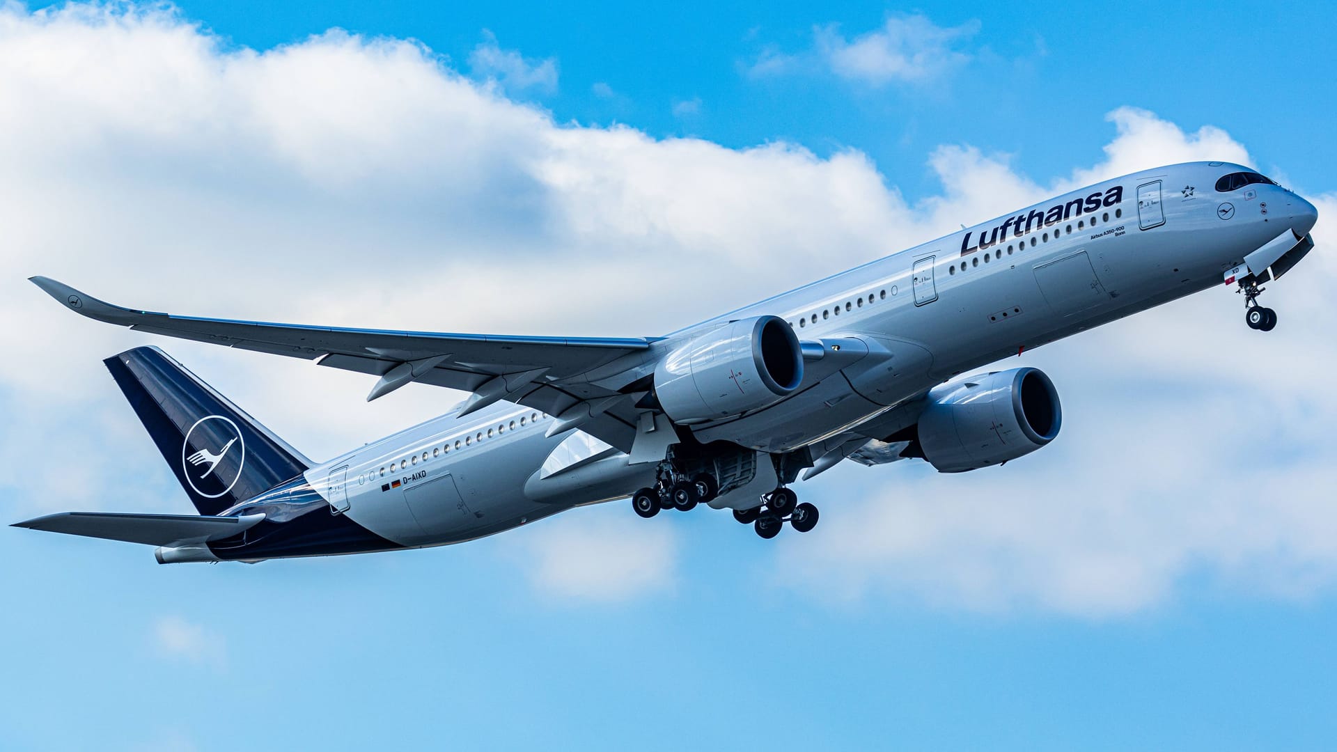 Lufthansa-Airbus A350-941 mit der Kennung D-AIXO (Archivbild): Die Maschine musste zurück zum Franz-Josef-Strauß-Flughafen im Erdinger Moos fliegen. Lufthansa-Airbus A350-941 mit der Kennung D-AIXO (Archivbild): Die Maschine musste zurück zum Franz-Josef-Strauß-Flughafen im Erdinger Moos fliegen.