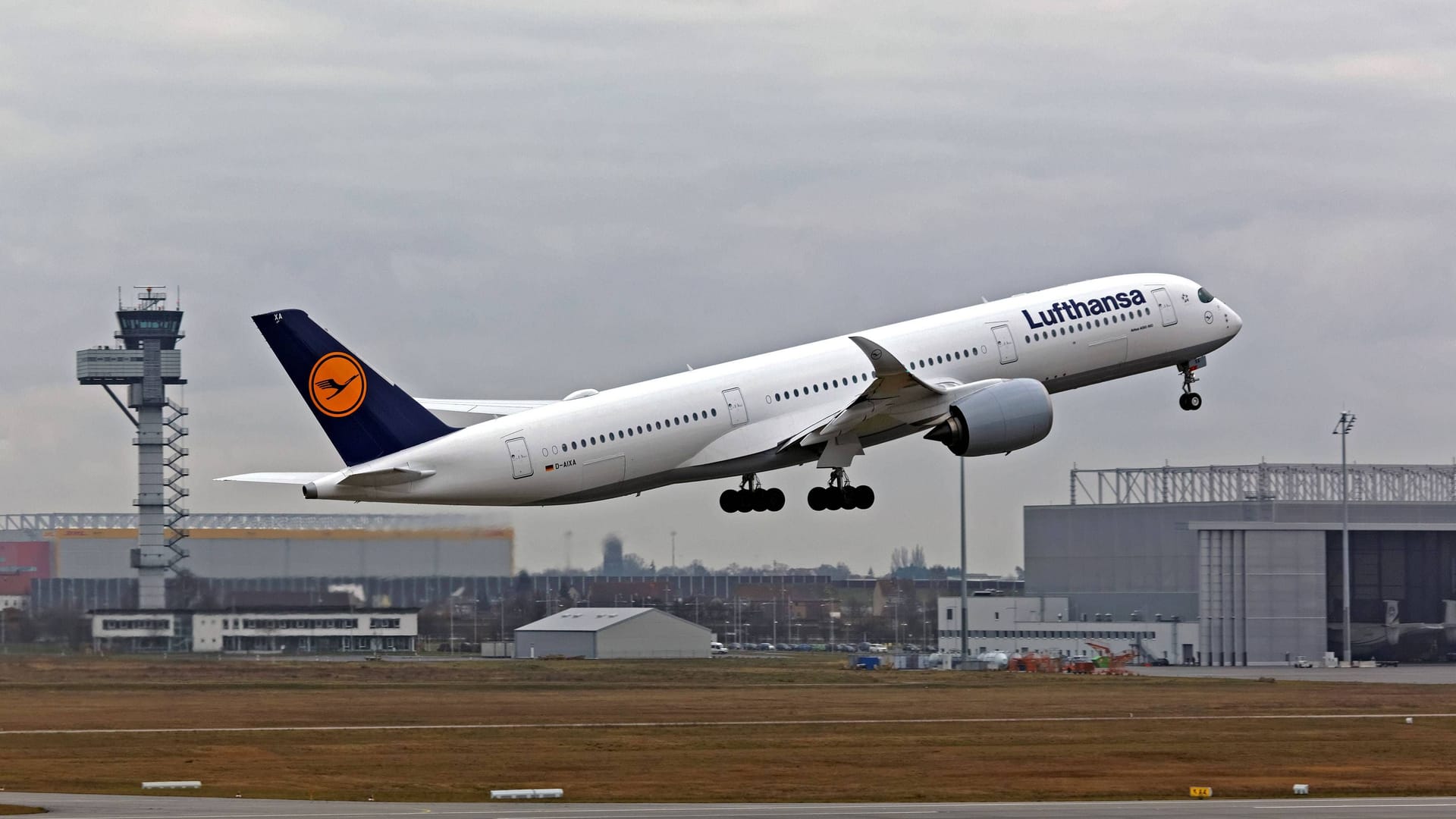 Lufthansa-Flieger am Flughafen Leipzig-Halle: Ein Witz könnte für einen Mann ziemlich teuer werden. Lufthansa-Flieger am Flughafen Leipzig-Halle: Ein Witz könnte für einen Mann ziemlich teuer werden.