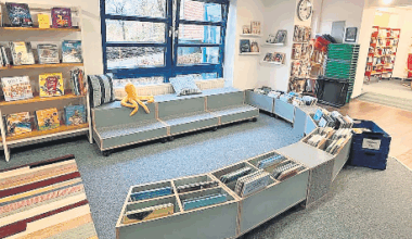 Die Gemeindebücherei Flintbek lädt zu mehreren Veranstaltungen ein: Filmabend am 2. Dezember, Bücherflohmarkt am 6. Dezember und Weihnachtsfeier des Frauengesprächskreis am 12. Dezember.