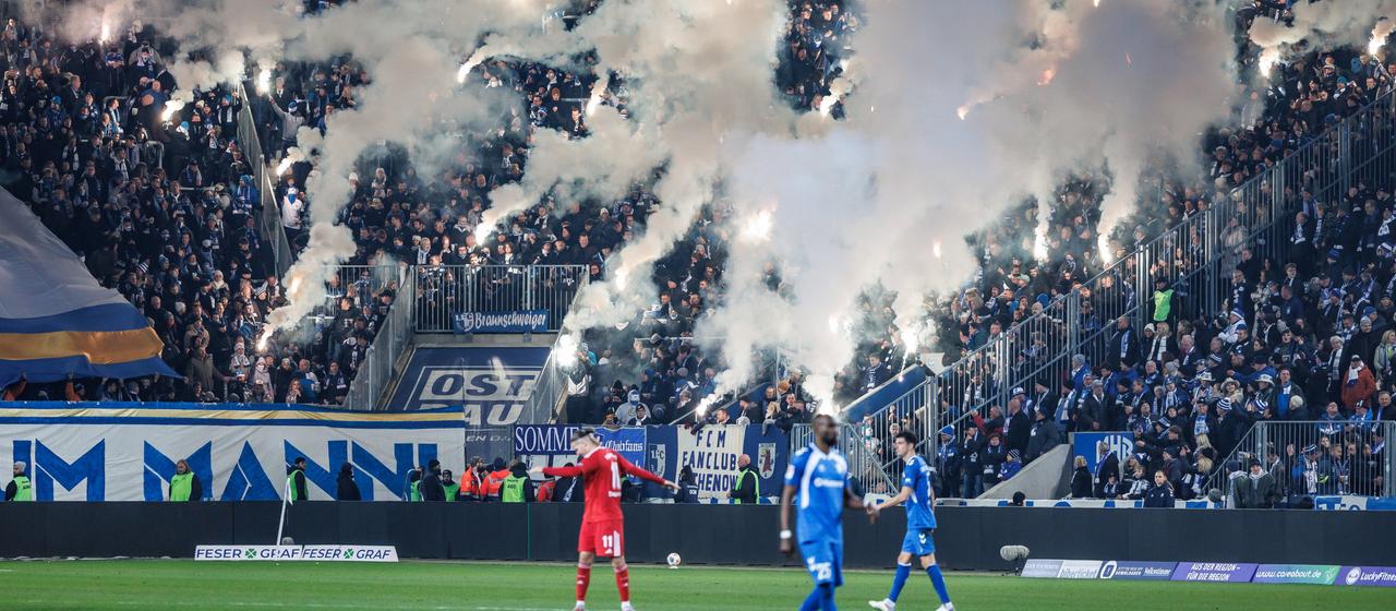 Der Rauch der Magdeburger Choreografie sorgt für eine minutenlange Spielunterbrechung | dpa Der Rauch der Magdeburger Choreografie sorgt für eine minutenlange Spielunterbrechung