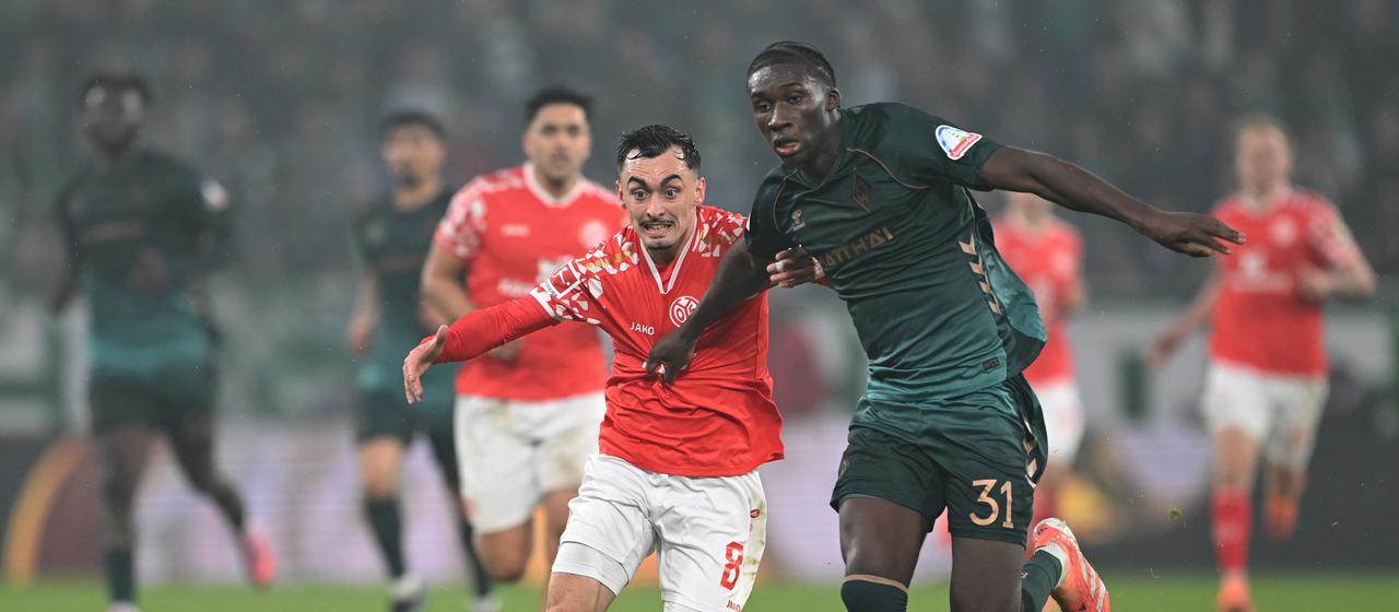 Mainzs Paul Nebel im Zweikampf mit Bremens Karim Coulibaly