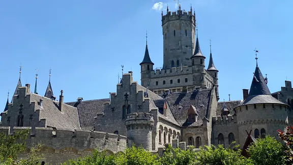 Das Schloss Marienburg unter blauem Himmel. | NDR, Bertil Starke Das Schloss Marienburg unter blauem Himmel.