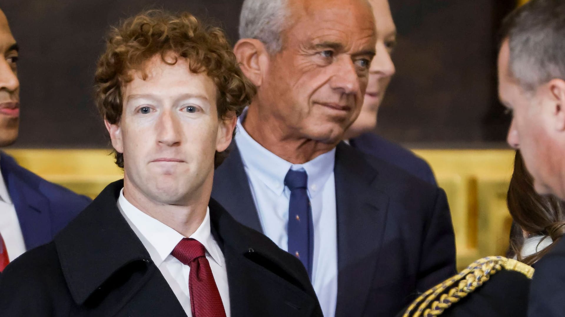 Mark Zuckerberg bei der Vereidigung von Donald Trump (Archivbild): Meta rechnet damit, dass rund zehn Prozent der Werbeeinnahmen durch illegale Produkte generiert werden.