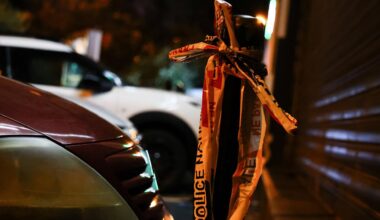 Ein Flatterband der französischen Polizei hängt an einem Straßenpoller.