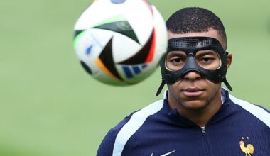 Frankreichs Stürmer Nr. 10 Kylian Mbappe, der eine Schutzmaske trägt, schaut sich den Ball während einer Trainingseinheit im Home Deluxe Arena-Stadion in Paderborn, Westdeutschland, am 23. Juni 2024, während der UEFA Euro 2024 Fußballmeisterschaft an. (Foto: FRANCK FIFE / AFP)