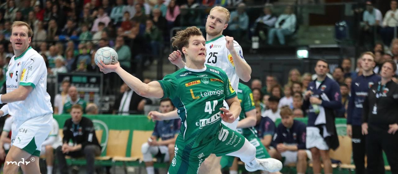 Blaer Hinriksson (44, SC DHfK Leipzig) beim Wurf, Matthes Langhoff (25, Füchse Berlin) kann nur hinterher schauen