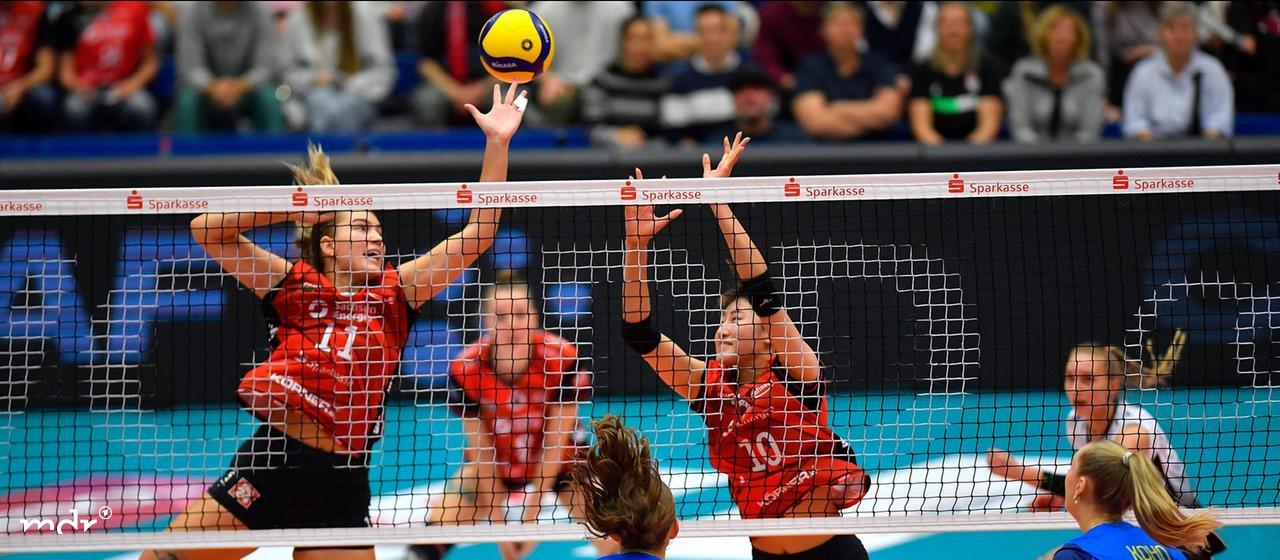 Dresdens Miku Akimoto und Dresdens Marta Levinska blocken Schwerins Leana Grozer.