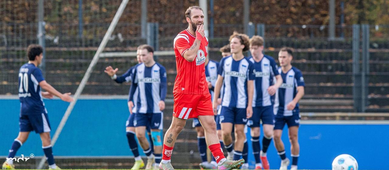 Fatlum Elezi (Halle), Enttäuschung nach Gegentor zum 1:0, hinten jubelt Hertha.