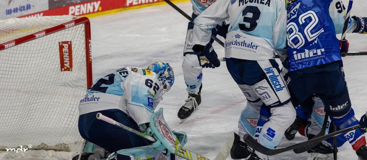 Janick Schwendener überragte im Eislöwen-Tor. | IMAGO / Herrmann Agenturfotografie Viel Betrieb vor dem Tor der Dresdner