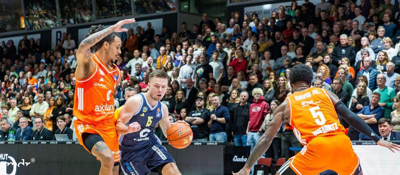 Kevin Yebo (Niners Chemnitz) und Martin Hermannsson (Alba Berlin) im Zweikampf am Ball. 
