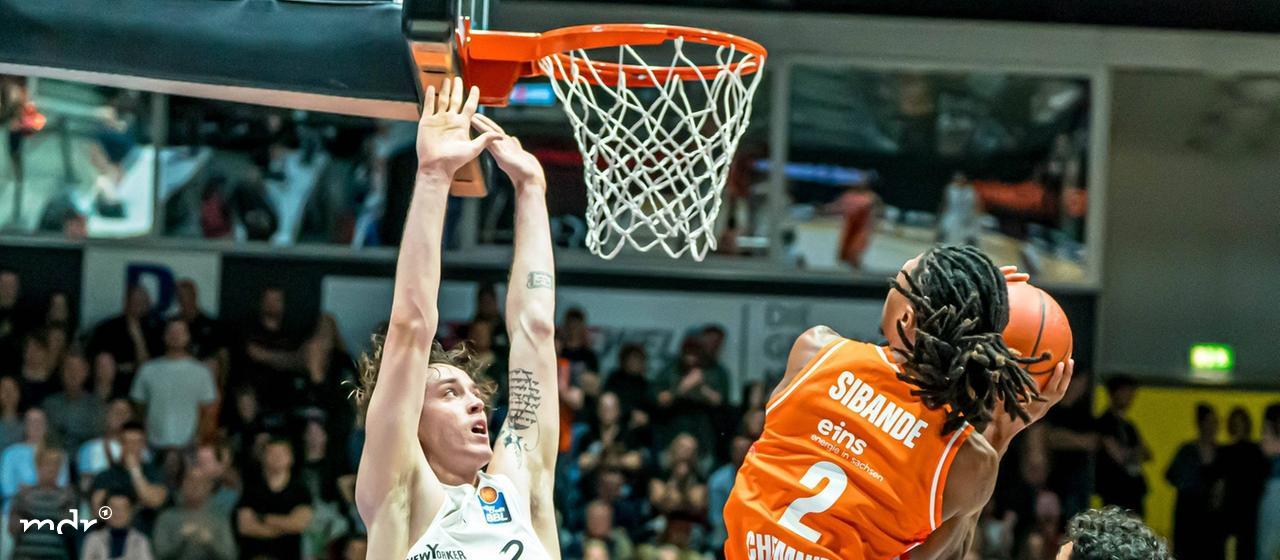 v. li. im Zweikampf Benjamin Schröder Schroeder (Braunschweig), Nike Sibande (99) und Romario Holloway (Braunschweig)