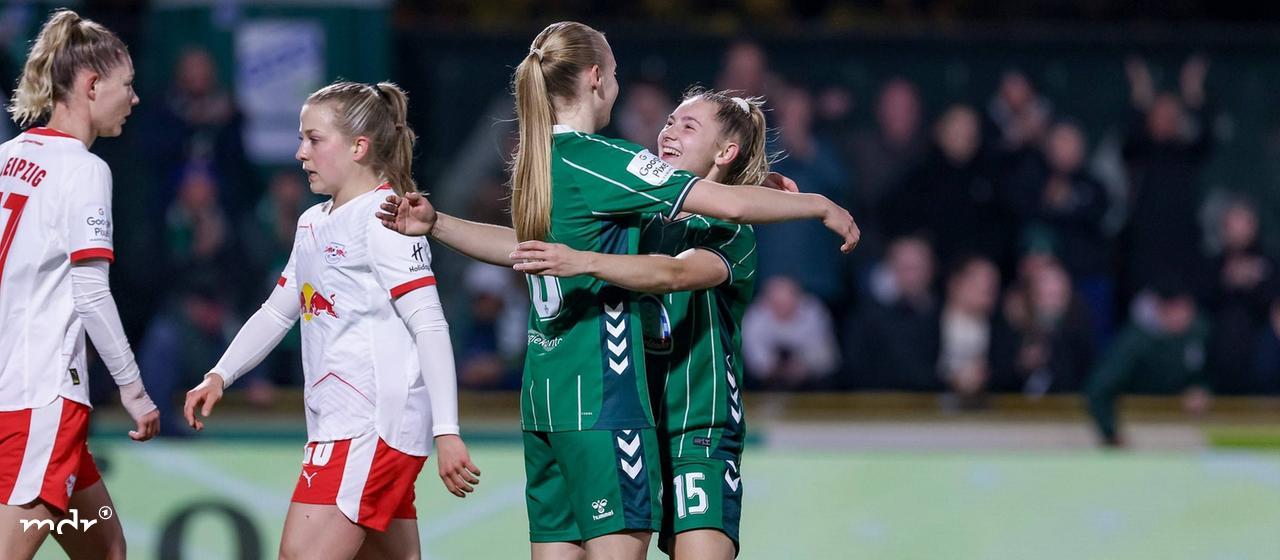 Zwei Fußballspielerinnen umarmen sich (v.li.: Torschützin Emöke Papai, SV Werder Bremen und Michelle Weiß, SV Werder Bremen). | IMAGO / foto2press Zwei Fußballspielerinnen umarmen sich (v.li.: Torschützin Emöke Papai, SV Werder Bremen und Michelle Weiß, SV Werder Bremen).