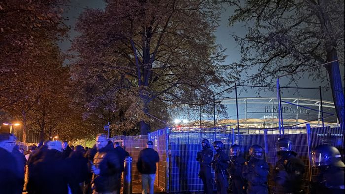 VfB Stuttgart in der Europa League: Liveblog: Nach Pyroshow - Feyenoord-Fans an der MHP-Arena angekommen