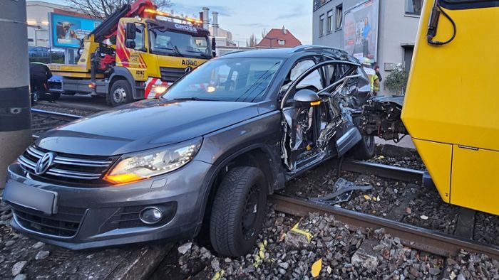 Unfall in Bad Cannstatt: Auto von Stadtbahn erfasst – drei Verletzte