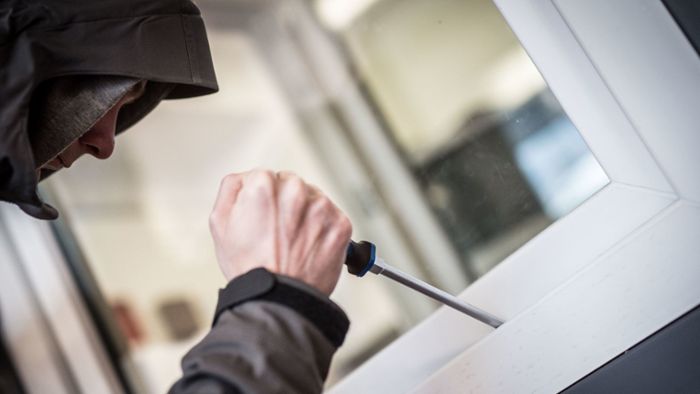 Versuchter Einbruch in Stuttgart: Auf frischer Tat ertappt – Verdächtiger festgenommen, Komplize flüchtig