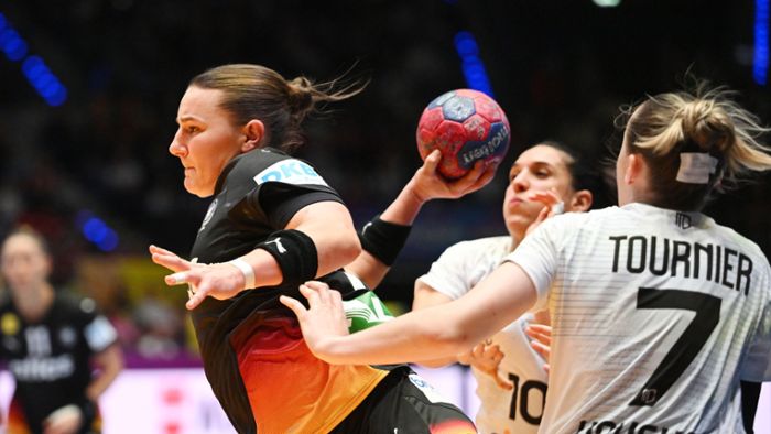 Handball-WM   in Stuttgart: Kantersieg  gegen Uruguay – Handballerinnen ziehen vorzeitig in Hauptrunde ein