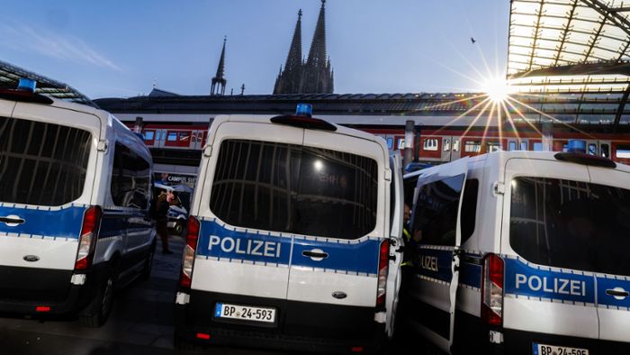 Kölner Hauptbahnhof: Massenschlägerei – Fans von Schalke und Dortmund prügeln sich