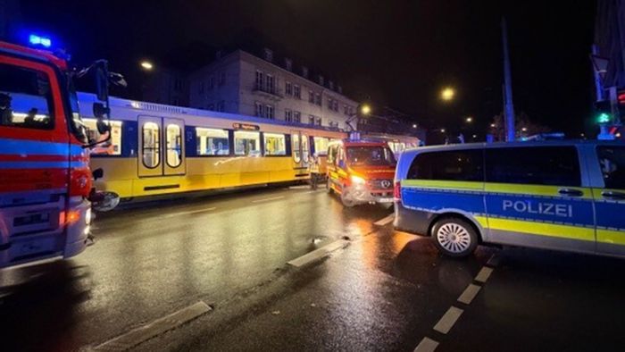 Unfallserie in Stuttgart-West: Wieder kracht Auto in eine Stadtbahn – mehrere Verletzte