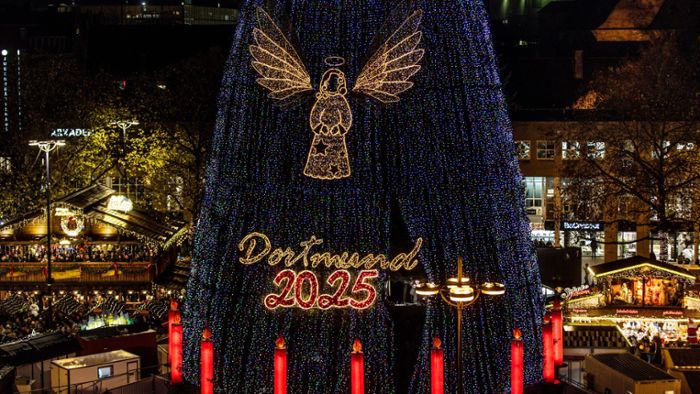 Alle Jahre wieder: XXL-Weihnachtsbaum in Dortmund leuchtet