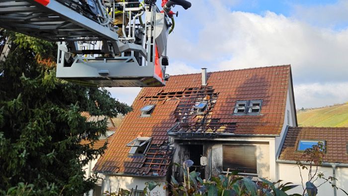 Brand mit Explosion in Hedelfingen: Mehrfamilienhaus abgebrannt – Polizei gibt weitere Details bekannt