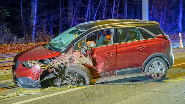 Unfall in Stuttgart: Zwei Autos kollidieren frontal – Straßensperrung