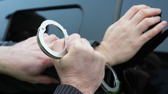 Festnahmen in Stuttgart: Handschellen klicken auf der Königstraße und in Feuerbach