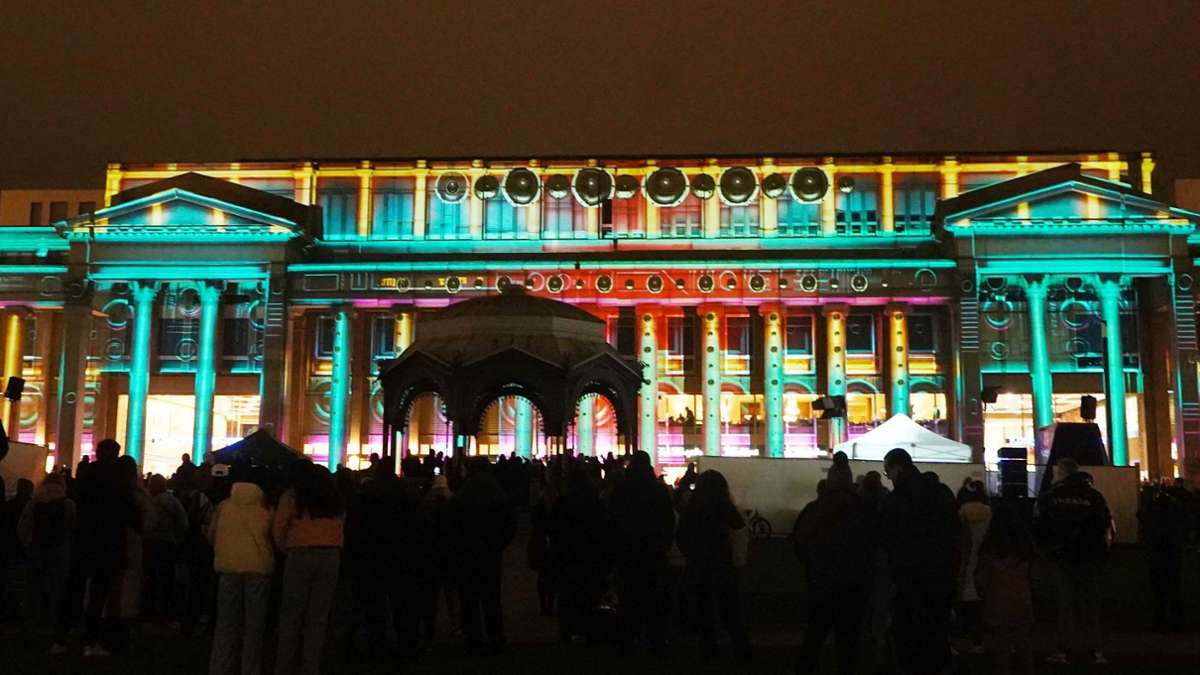 Stuttgart leuchtet: Der Königsbau erstrahlt in bunten Farben