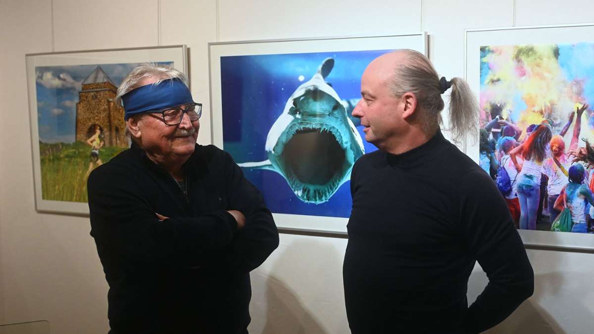 Karl-Heinz Frank (links) und Michael Bauroth während ihrer Ausstellung in der Zella-Mehliser Bürgerhaus-Galerie.