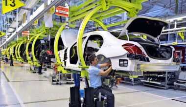 Stuttgart gerät in Notlage: Haushalt: Autobauer halten Stadt in Atem