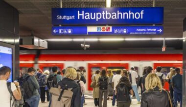 Stuttgart Hauptbahnhof: Rollstuhlfahrer stürzt ins Gleisbett – 40-jähriger Reisender rettet ihn