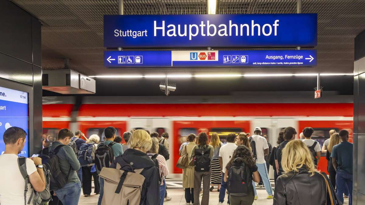 Stuttgart Hauptbahnhof: Rollstuhlfahrer stürzt ins Gleisbett – 40-jähriger Reisender rettet ihn