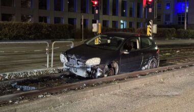 Stuttgart-Nord: Auto landet nach Unfall im Gleisbereich – Mehrere Zehntausend Euro Schaden