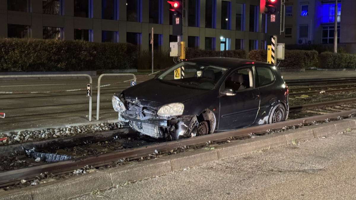 Stuttgart-Nord: Auto landet nach Unfall im Gleisbereich – Mehrere Zehntausend Euro Schaden