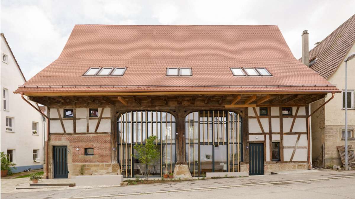 Natürlicher wohnen in Tübingen: Scheune wird zum minimalistischen Architektenhaus für Stuttgarter Familie