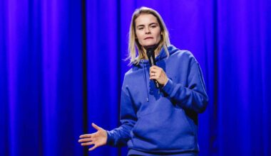 Comedyshow in der Porsche-Arena: Hazel Brugger in Stuttgart: „Irre, dass Spätzle als Mahlzeit durchgehen“