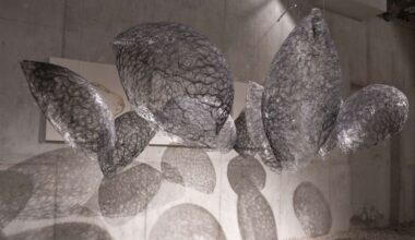 Kunstaktion in Bad Cannstatt: In der Stadtkirche fallen Kokons aus Garn von den gotischen Säulen