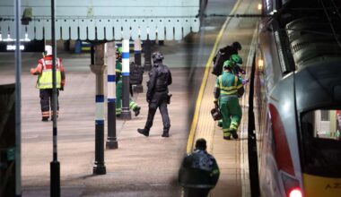 Rettungskräfte arbeiten auf dem Bahnsteig des Bahnhofs Huntingdon in England, nachdem mehrere Personen niedergestochen worden waren.