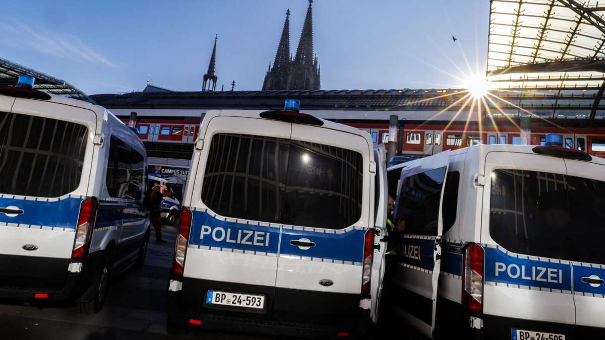 Kölner Hauptbahnhof: Massenschlägerei – Fans von Schalke und Dortmund prügeln sich - Sport