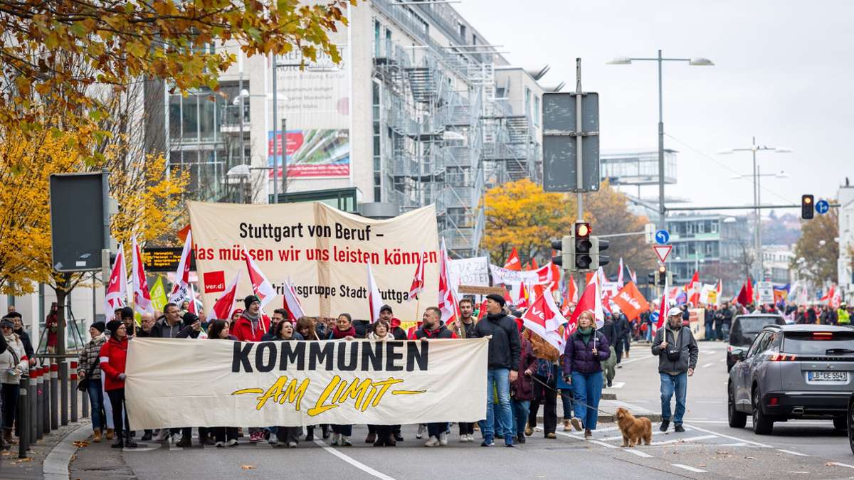 Demozug durch Stuttgart: „Das System krankt“ – rund 2000 Menschen protestieren gegen Einsparungen