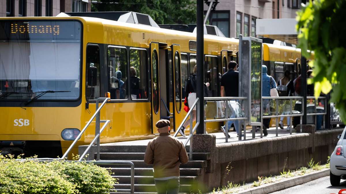 Unfall in Stuttgart-West: Auto kollidiert mit Stadtbahn – kurzzeitige Streckenunterbrechung