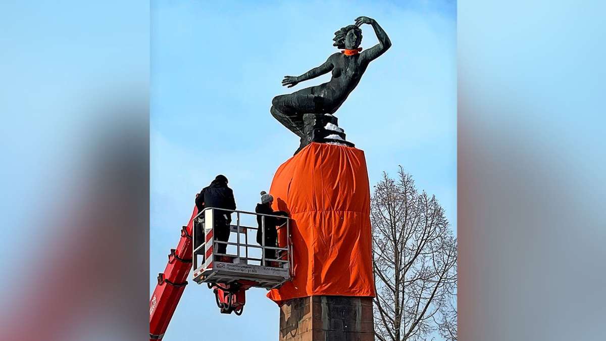 Skulptur in Freudenstadt: Darum trägt die Venus jetzt einen orangefarbenen Rock - Freudenstadt & Umgebung