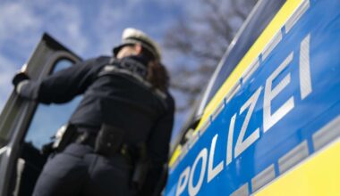 S-Bahnhalt Stuttgart-Schwabstraße: Unbekannter attackiert zwei Männer und bedroht sie mit Messer