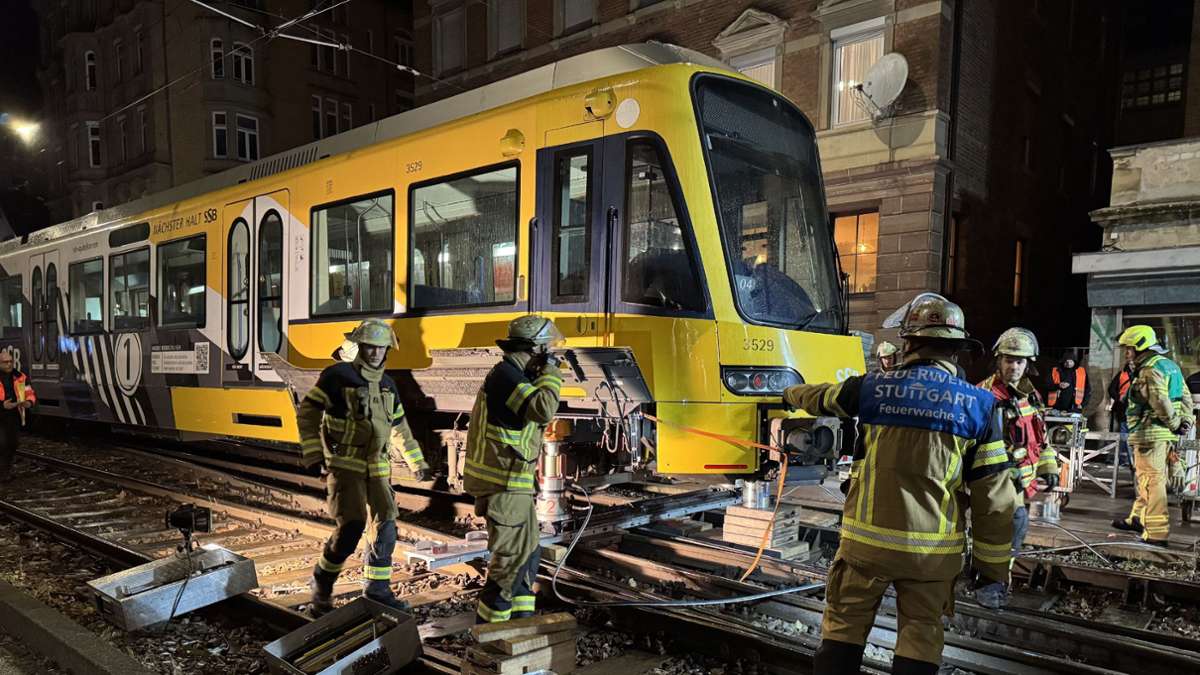 Feuerwehreinsatz in Stuttgart-Süd: Stadtbahn in der Böblinger Straße entgleist