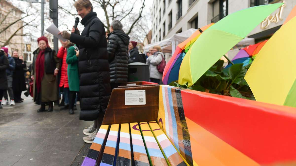 Zeichen für Vielfalt in Stuttgart: Regenbogen-Bank eingeweiht – was wird sonst gegen queerfeindliche Gewalt getan?